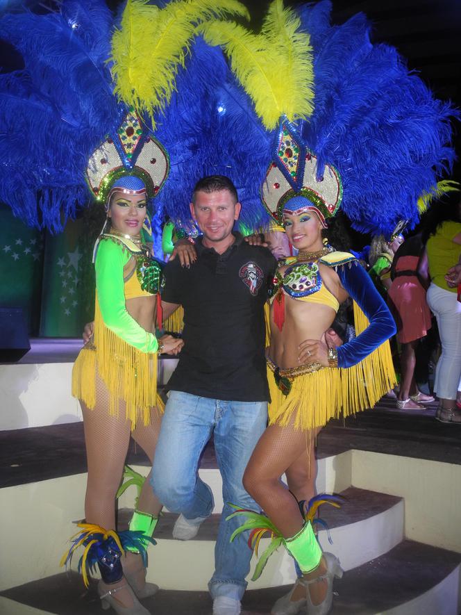 ZABRAŁ DOMINIKĘ NA DOMINIKANĘ.