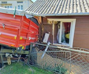 Przyczepa ze zbożem wjechała w dom w Wisznicach. Kierowca nie miał uprawnień