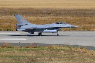 Rumunia wzmacnia swoje siły powietrzne. Trzy nowe F-16 z Norwegii docierają do kraju