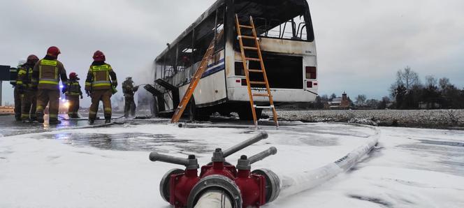 Potężny pożar autobusu na S7 pod Płońskiem. Jechało nim 34 żołnierzy