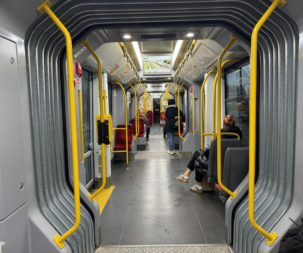 Chwile grozy w tramwaju w centrum Warszawy. Pasażer wyjął nóż!