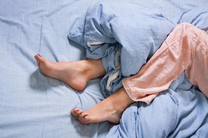 Nogi kobiety na łóżku