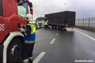 Ciężarówka roztrzaskała bariery na S8. Musiał interweniować ciężki sprzęt