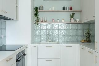 40-metrowe mieszkanie w kolorach szałwii na warszawskim Ursusie.