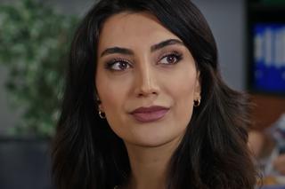 Emanet. W rolę prawniczki Begüm wciela się aktorka Gözde Gürkan. Gwiazda jest znana także z innego tureckiego hitu 