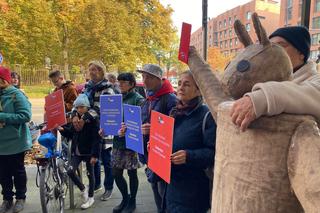 Protest nauczycieli w Krakowie. Napisali „kartki do Czarnka” i żądali odwołania kurator Nowak