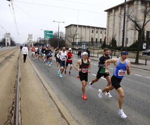 Bieg na Piątkę 2024, Warszawa - zdjęcia. Biegłeś? Szukaj się w galerii!