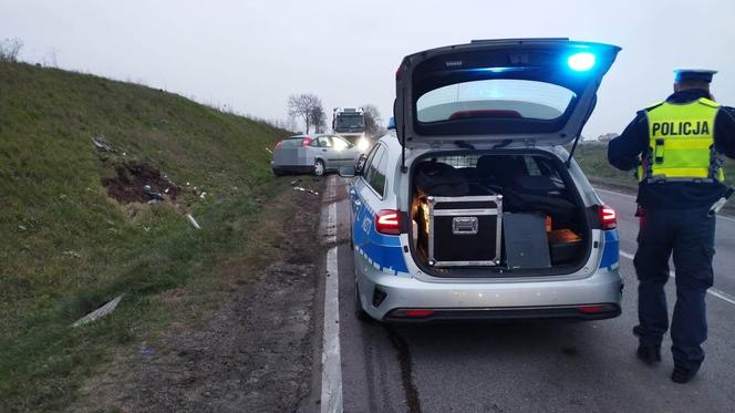 Wypadek na DK63 pod Łomżą. Samochód uderzył w skarpę!