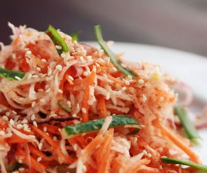 Chrupiąca surówka z białej rzodkwi, marchewki i jabłka – idealny dodatek do obiadu, który rozświetli ponure dni!