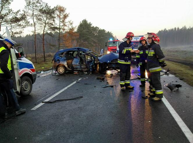 Czołowe zderzenie dwóch aut pod Bydgoszczą. Cztery osoby ranne