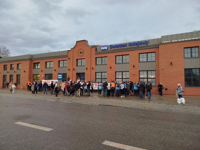 Pracownicy Zakładu Linii Kolejowych pikietowali w Siedlcach! Poparli ich siedleccy radni