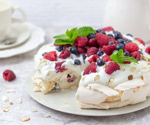 Jak zrobić idealną bezę Pavlova z mascarpone i owocami? Przepis, który zawsze się udaje