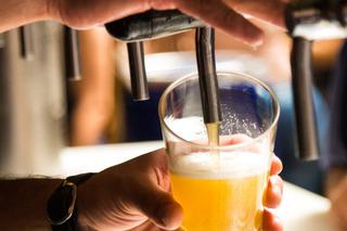 Z kim mieszkańcy Lublina najchętniej wypiliby piwo? Wyniki sondażu mogą zaskoczyć!