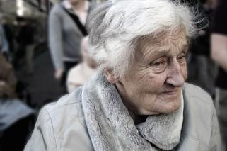 83-latka z Legionowa URATOWANA przez przechodnia! „Nie wiedziała, gdzie jest, ani jak się nazywa”