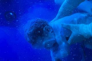 Położna pokazała zdjęcia z porodu w wodzie i wywołała falę komentarzy