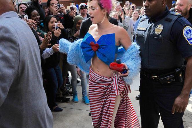 Miley Cyrus z kokardą na piersiach