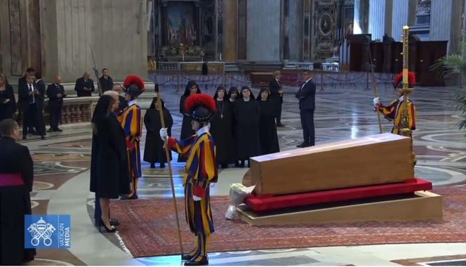 Donald Trump tuż przed pogrzebem papieża Franciszka podszedł do trumny. Co się stało?