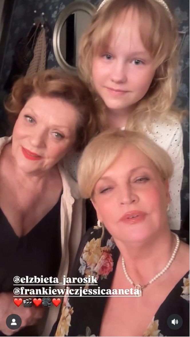 Barwy szczęścia na planie. Emilka (Jessica Frankiewicz), Józefina (Elżbieta Jarosik), Małgorzata (Adrianna Biedrzyńska)