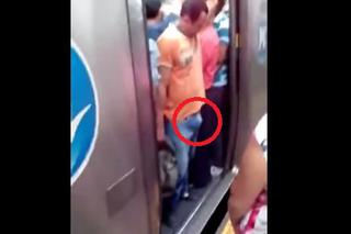Metro przytrzasnęło mu penisa! [WIDEO]