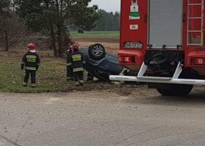 Mońki: Wypadek na DK 65. Citroen uderzył w drzewo. 7-letnia dziewczynka w szpitalu 