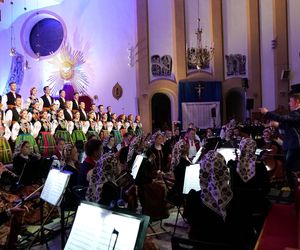 Występ zespołu Mazowsze w Starachowicach