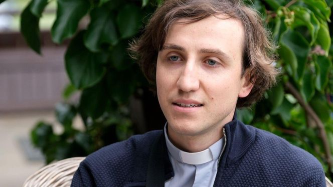 	M jak miłość odc. 1825. Ksiądz Grzegorz (Paweł Janyst)