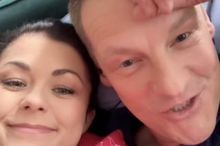 M jak miłość po wakacjach. Kinga (Katarzyna Cichopek) na planie, Piotrek (Marcin Mroczek)