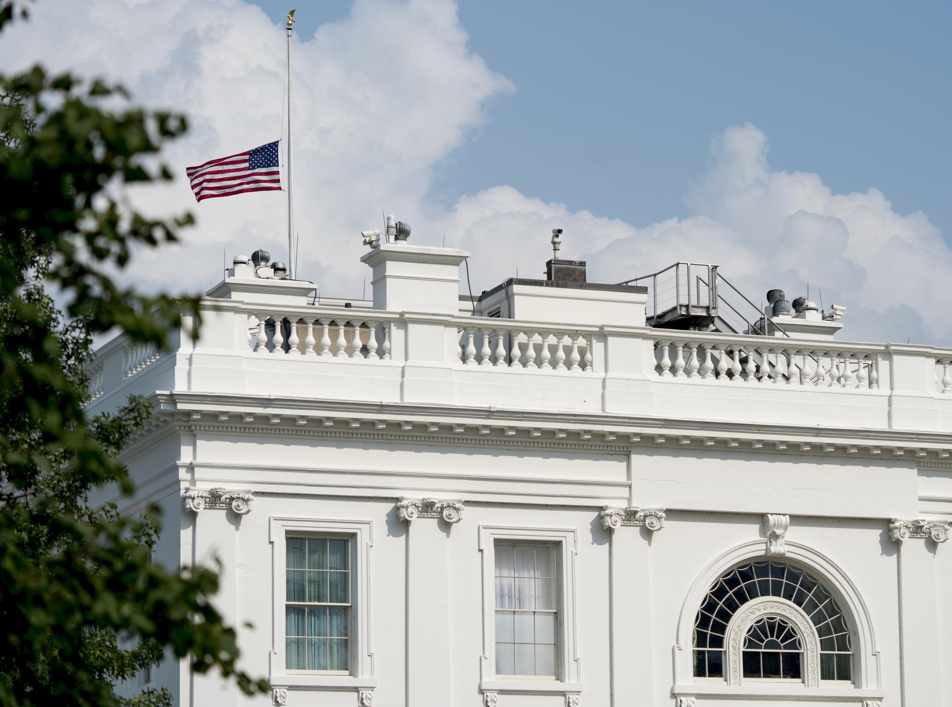 Над белым домом спустили флаги. Белый дом спущенный флаг. America Israel White House Flags