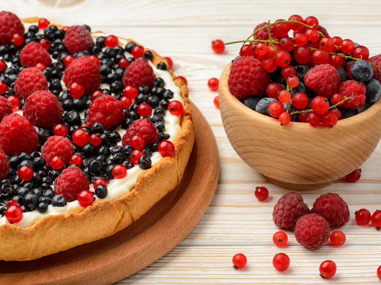 Kruche ciasto z budyniem i owocami leśnymi: łatwy przepis