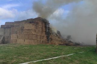 Ogromny pożar pod Braniewem. 1000 balotów słomy w ogniu [ZDJĘCIA]