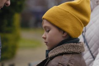 Na dobre i na złe odc. 874: Artur Bart (Piotr Głowacki), Tymek (Oliwier Grzegorzewski), Julka Burska (Aleksandra Hamkało)