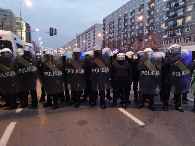Kordon policji blokuje Strajk Kobiet