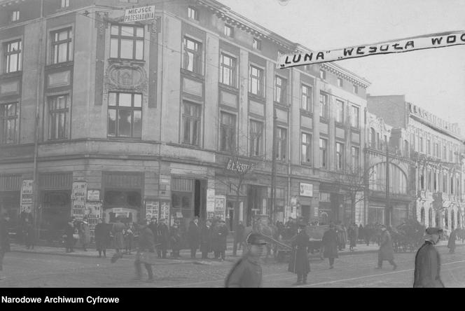 Fragment ulicy. Widoczny budynek kina Luna na rogu Piotrkowskiej i Przejazdu /1925 - 1939
