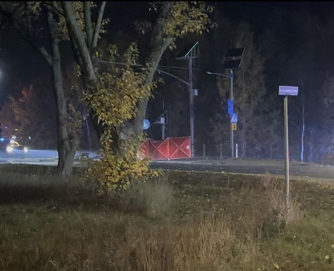 Śmiertelne potrącenie rowerzysty. Auto dachowało, dwie osoby trafiły do szpitala