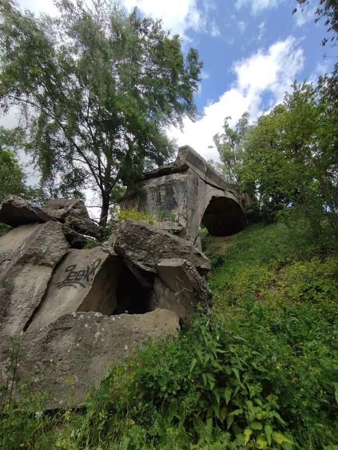Zwalony most w Grądach Kruklaneckich