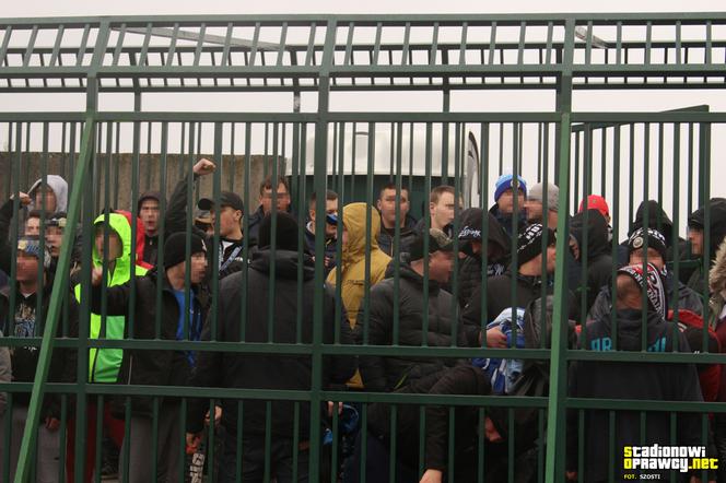 Skandal na meczu. Kibice Hutnika Kraków trzymani... w klatce niczym dzikie zwierzęta