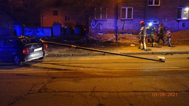 Rybnik: Pijany 36-latek skosił autem latarnię i zabrał ją na przejażdżkę
