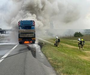 Dźwig stanął w ogniu na autostradzie A2. Słup dymu było widać z daleka