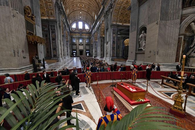 Tłumy w Watykanie. Wierni oddają hołd papieżowi Franciszkowi