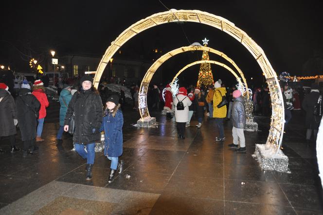 Parada Mikołajów i odpalenie choinki świątecznej w Kielcach