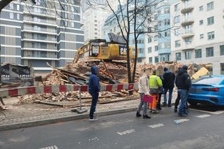 Spłonęła koparka, którą zburzyli najstarszą czynszówkę na Woli. „To z zemsty za tę kamienicę”