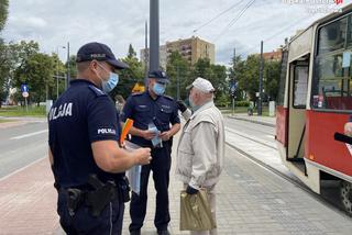 Częstochowa: Policjanci w autobusach i tramwajach sprawdzają czy pasażerowie mają maseczki [ZDJĘCIA]