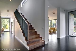 Jak wykończyć schody betonowe drewnem? Efektowna i trwała okładzina schodów w domu