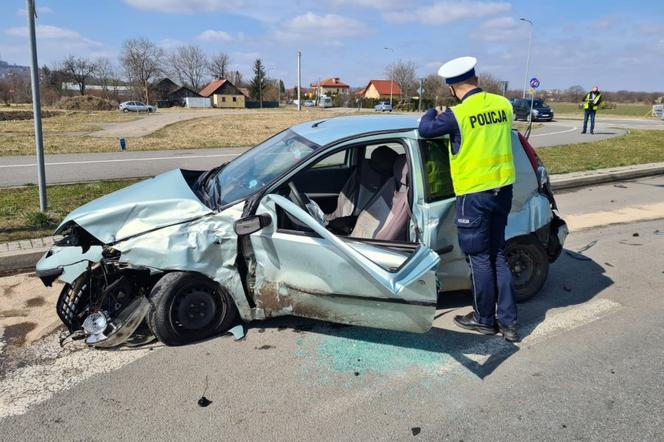 83-letni kierowca nie ustąpił pierwszeństwa kierowcy BMW. Trzy osoby trafiły do szpitala