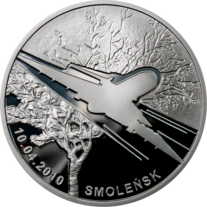 Tupolew i brzoza na 20-złotowej srebrnej monecie poświęconej ofiarom katastrofy pod Smoleńskiem
