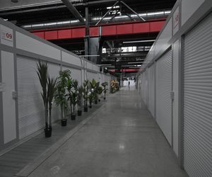 Komornicy na Modlińskiej. Nerwowe starcie przy hali na Białołęce. Ostry konflikt kupców z zarządcą hali