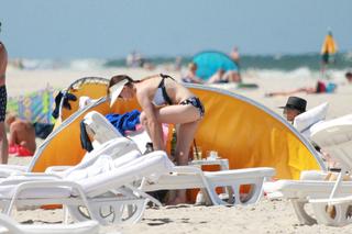 Agnieszka Dygant. Przykryła piersi chusteczką