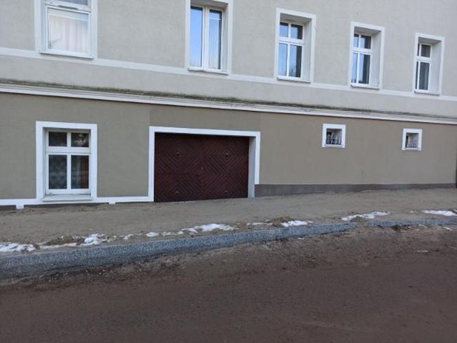 Chodnik sięga ludziom do parapetu