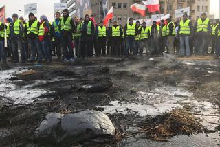 Protesty rolników w Warszawie. Palenie opon i świńskie łby na placu Zawiszy