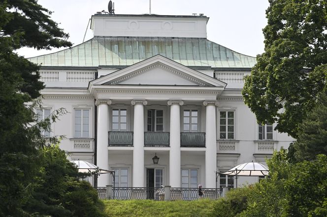 Rodzina Nawrockich przejęła Belweder: Kasia w kasku na hulajnodze, teściowe na balkonie